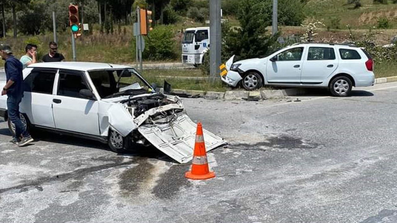 Aydın’da 2 otomobilin çarpıştığı kazda 3 kişi yaralandı