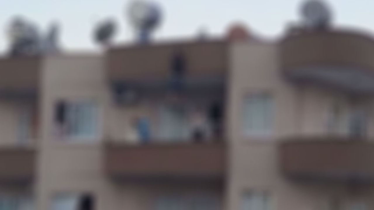 Üç çocuk annesi kadın balkondan atlayarak yaşamına son verdi
