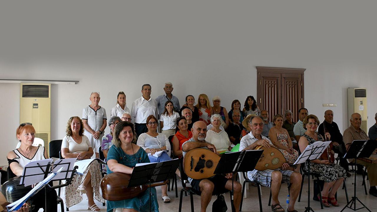 Kuşadası’nda emekli yazlıkçılar müzikle bir araya geldi