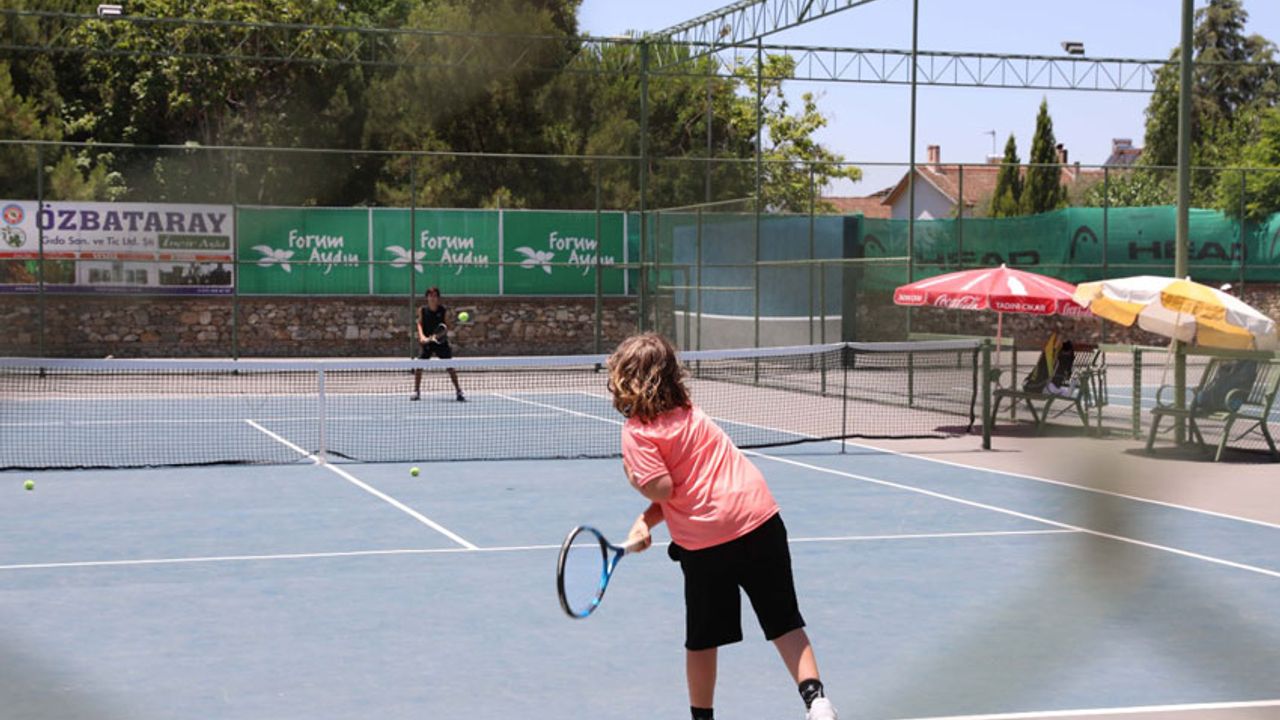 Efeler’de tenis turnuvası başladı