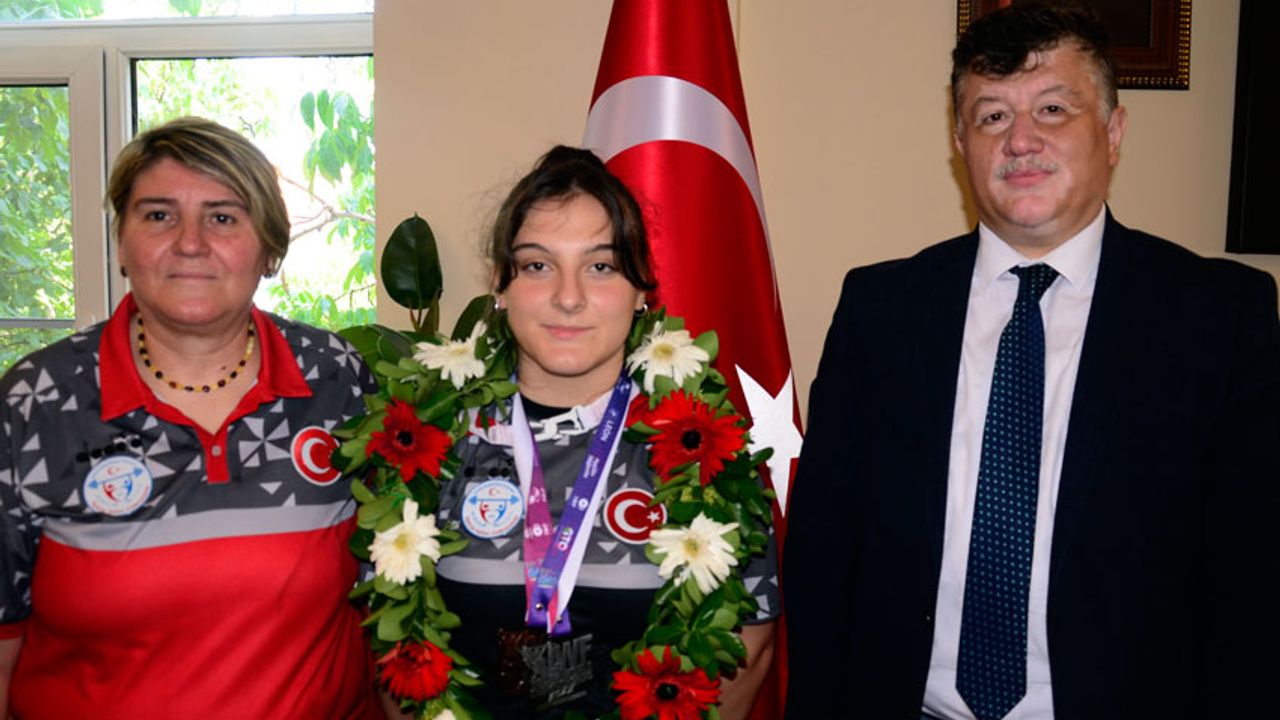 Dünya ikincisi halterci genç Aydın'da sevinçle karşılandı