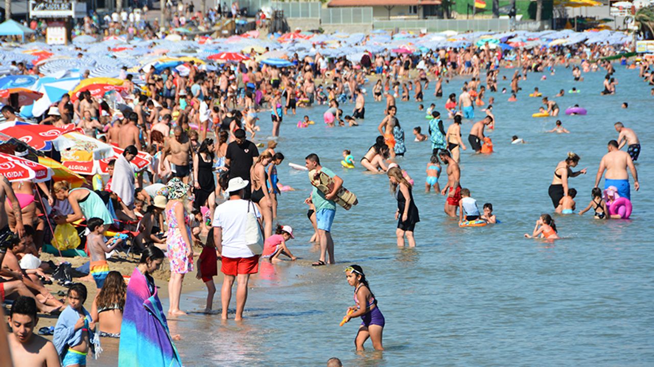 Didim'de tatilciler denizin tadını çıkardı