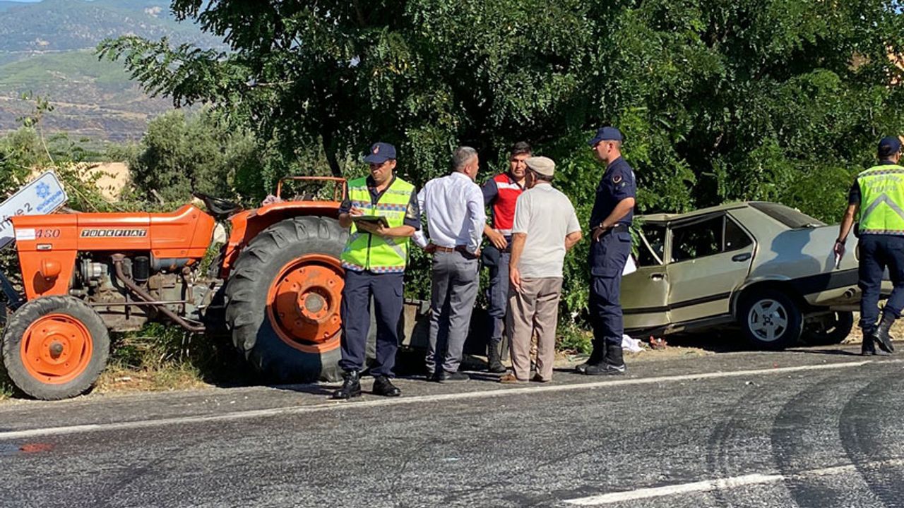 Aydın'da otomobille traktör çarpıştı: 2 yaralı