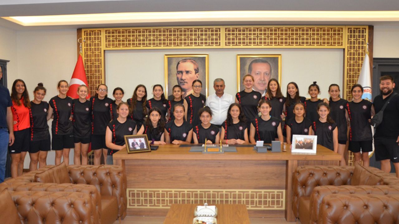 Voleybolcu kızlardan Başkan Kaplan’a ziyaret