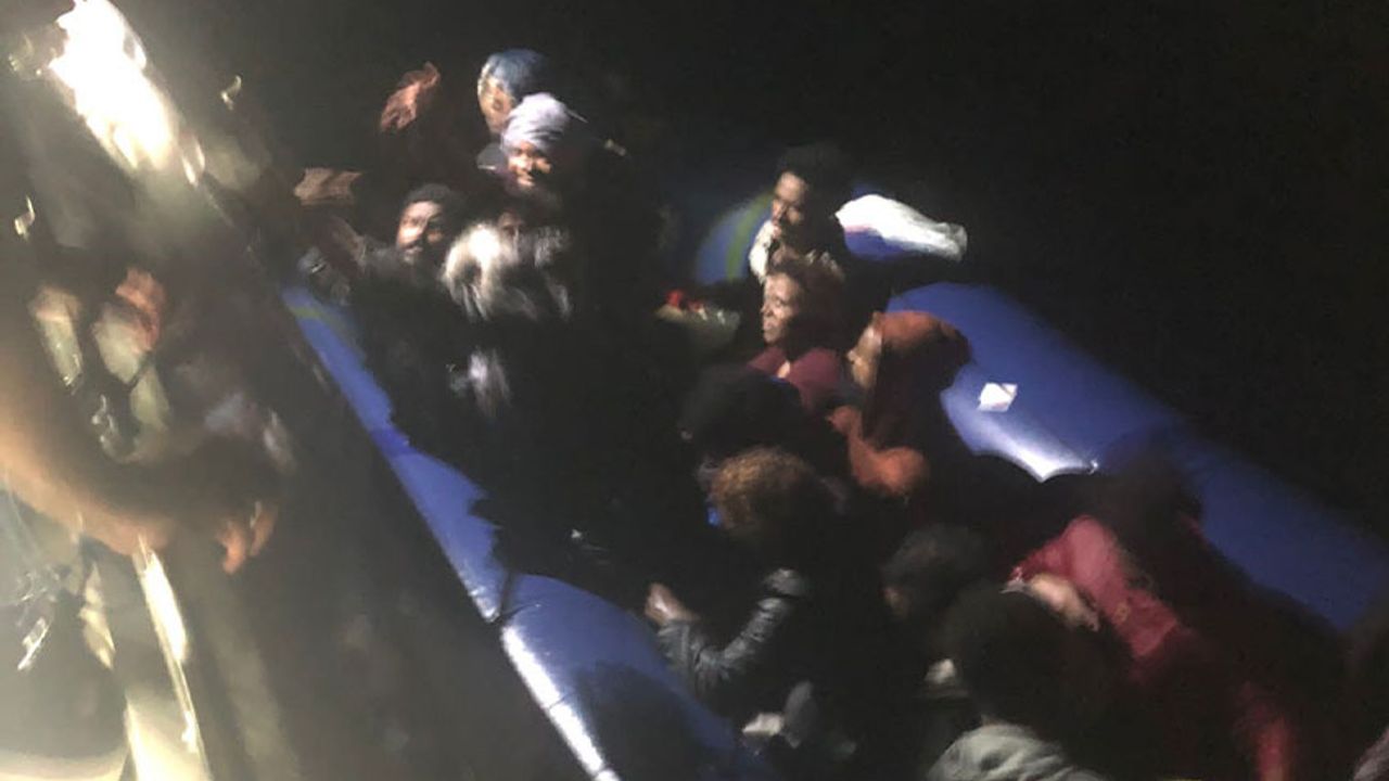 Kuşadası'nda geri itilen 48 düzensiz göçmen kurtarıldı