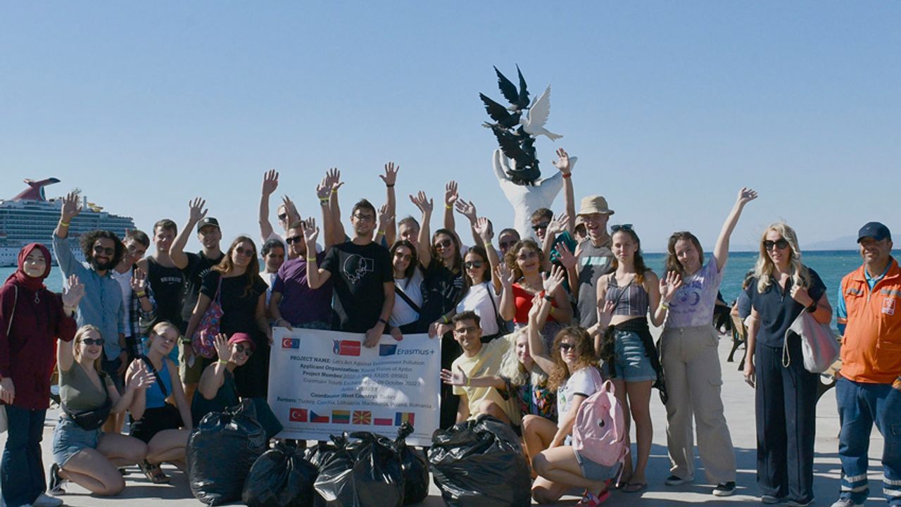 Avrupalı öğrencilerden Kuşadası’nda çevre temizliği