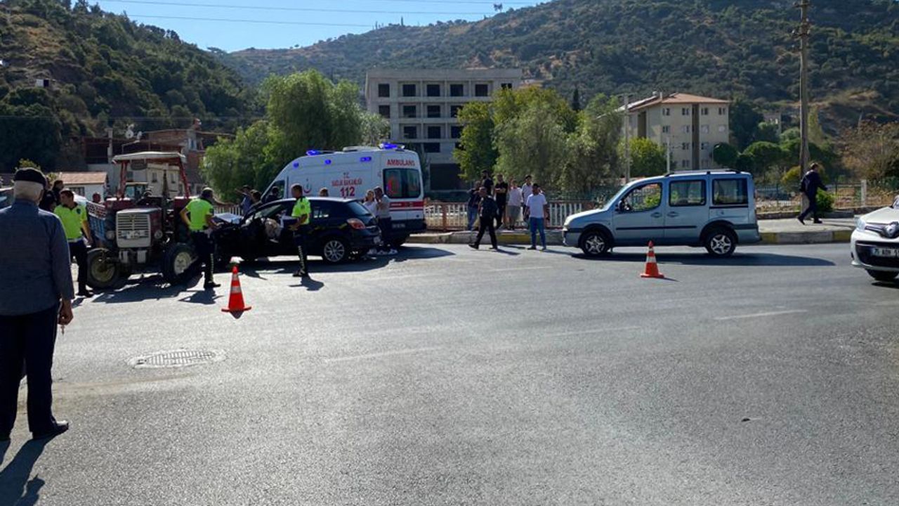 Aydın'da otomobille  traktör  çarpıştı: 6 yaralı