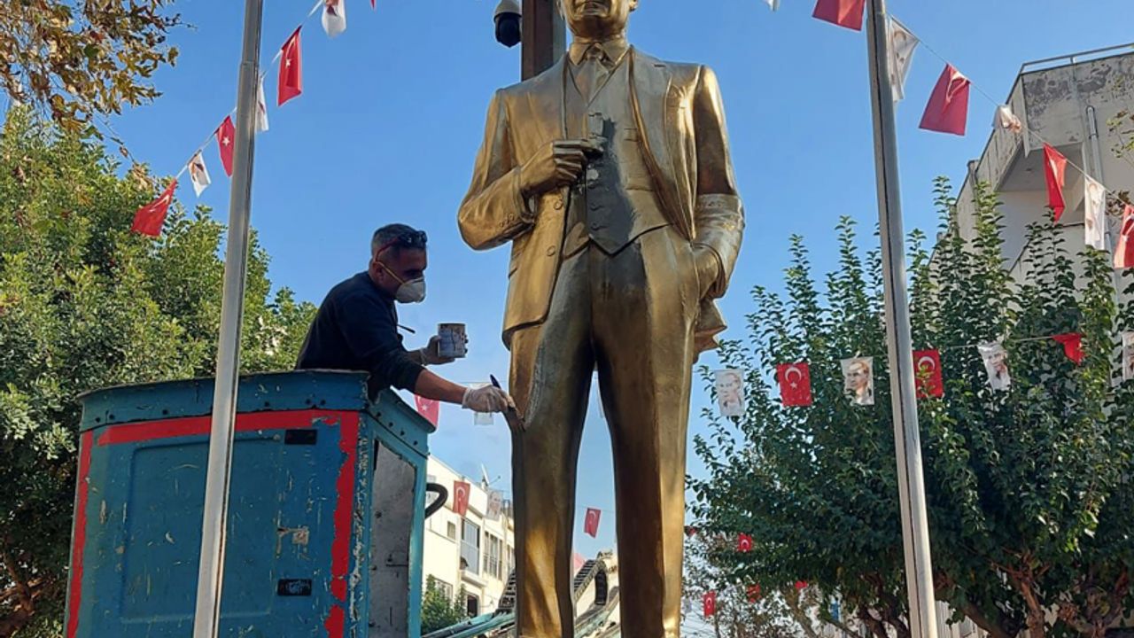 Kuşadası Belediyesi Atatürk anıtlarını yenilemeyi sürdürüyor