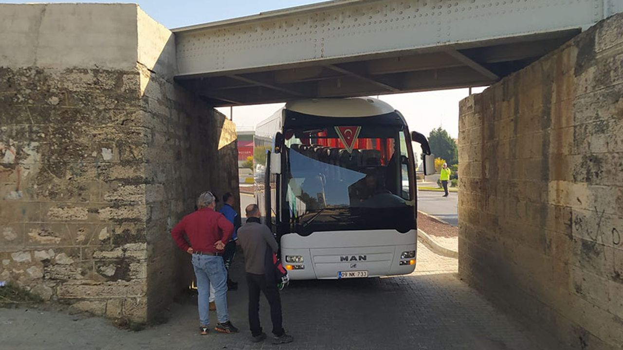 AK Parti'lileri taşıyan otobüs Çatalköprü'de sıkıştı