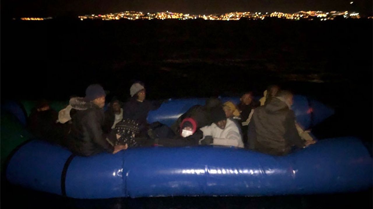 Kuşadası açıklarında 16 düzensiz göçmen kurtarıldı