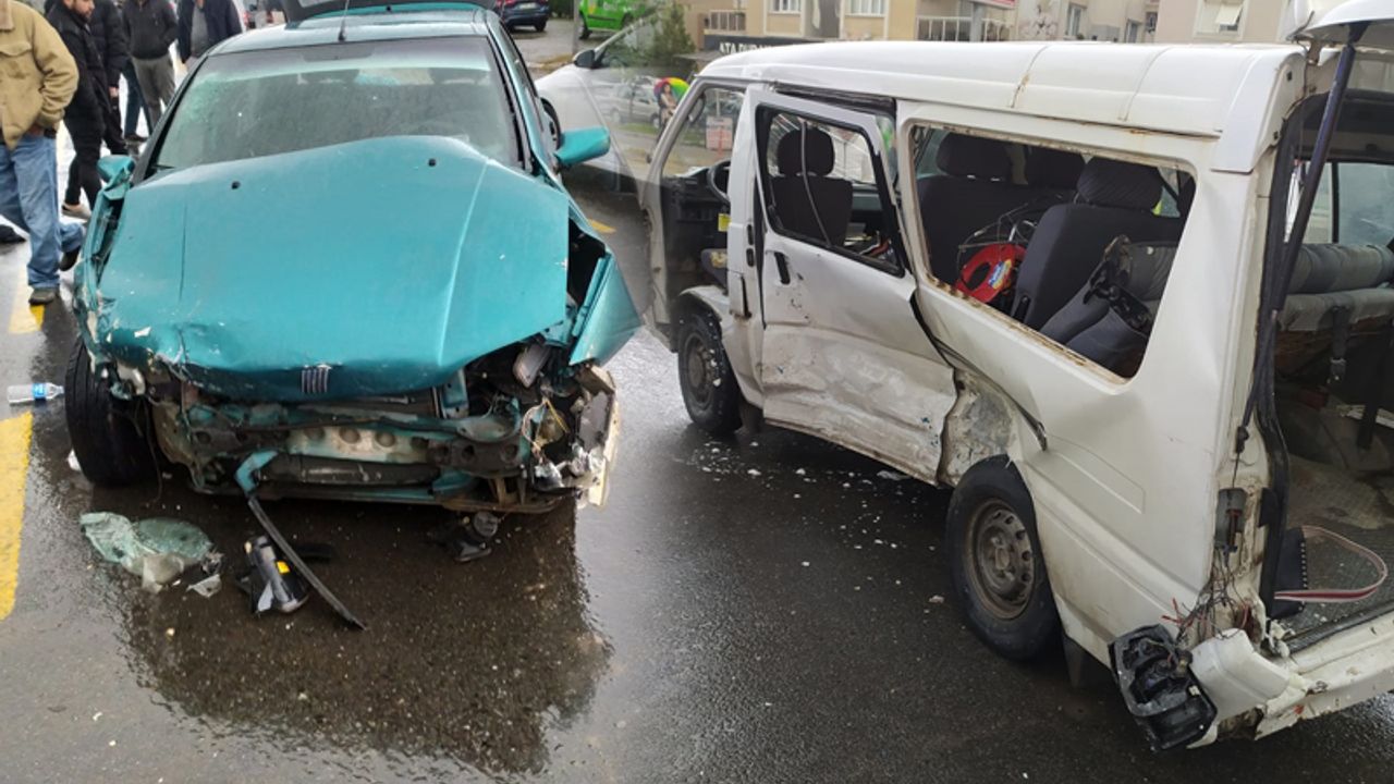 Aydın’da otomobille minibüs çarpıştı