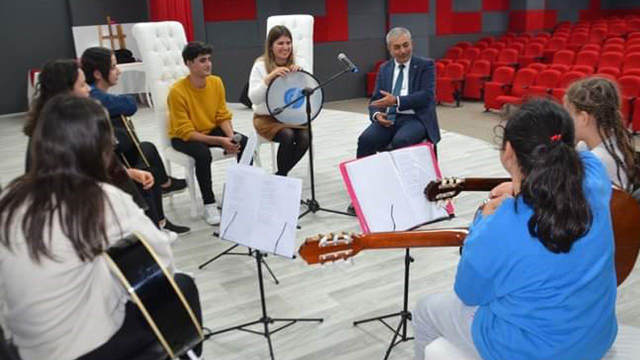 Başkan Kaplan gitar kursu öğrencileri ile bir araya geldi