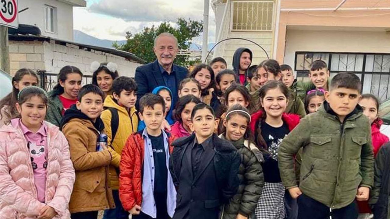 Başkan Atabay Denizköy’lü çocukların karne sevincini paylaştı
