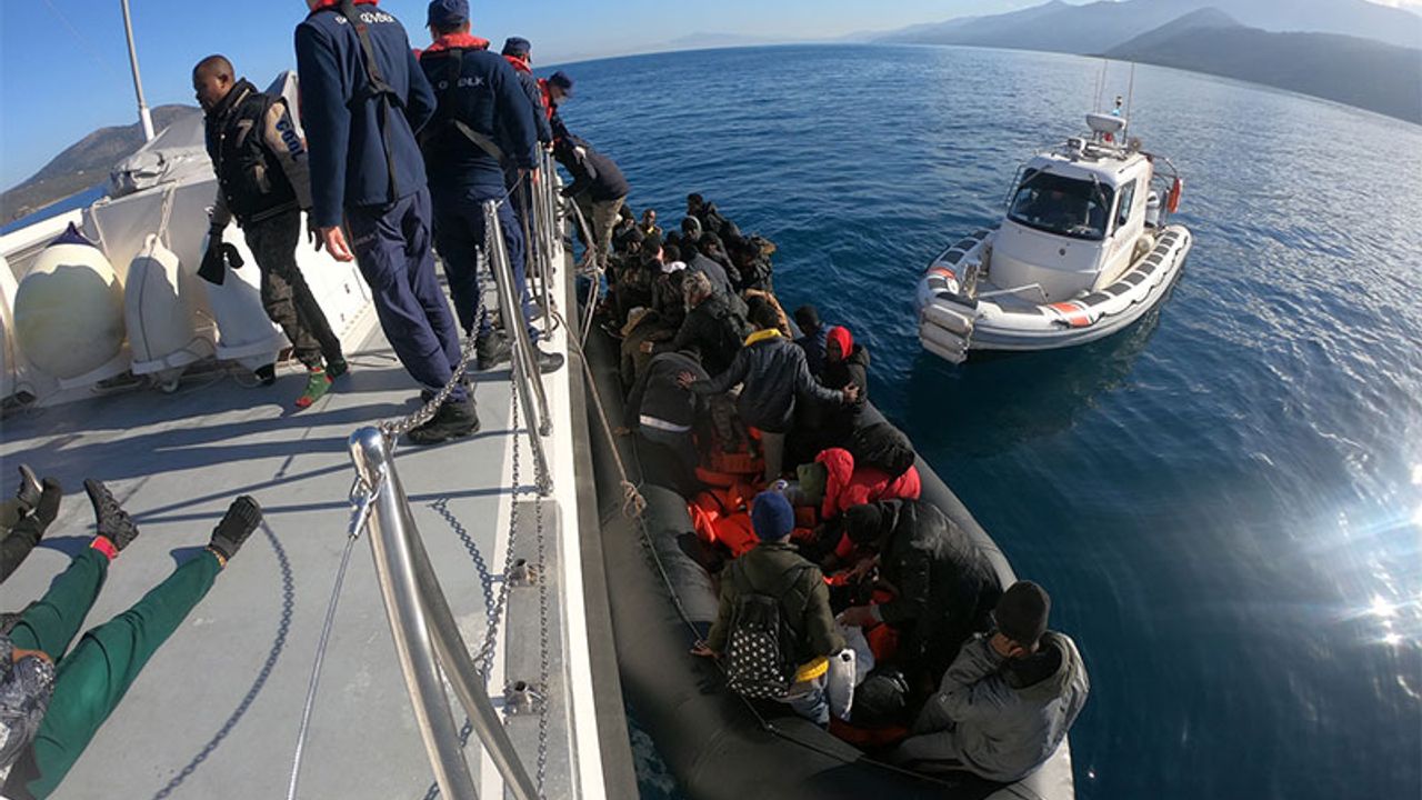 Kuşadası açıklarında 59 düzensiz göçmen kurtarıldı
