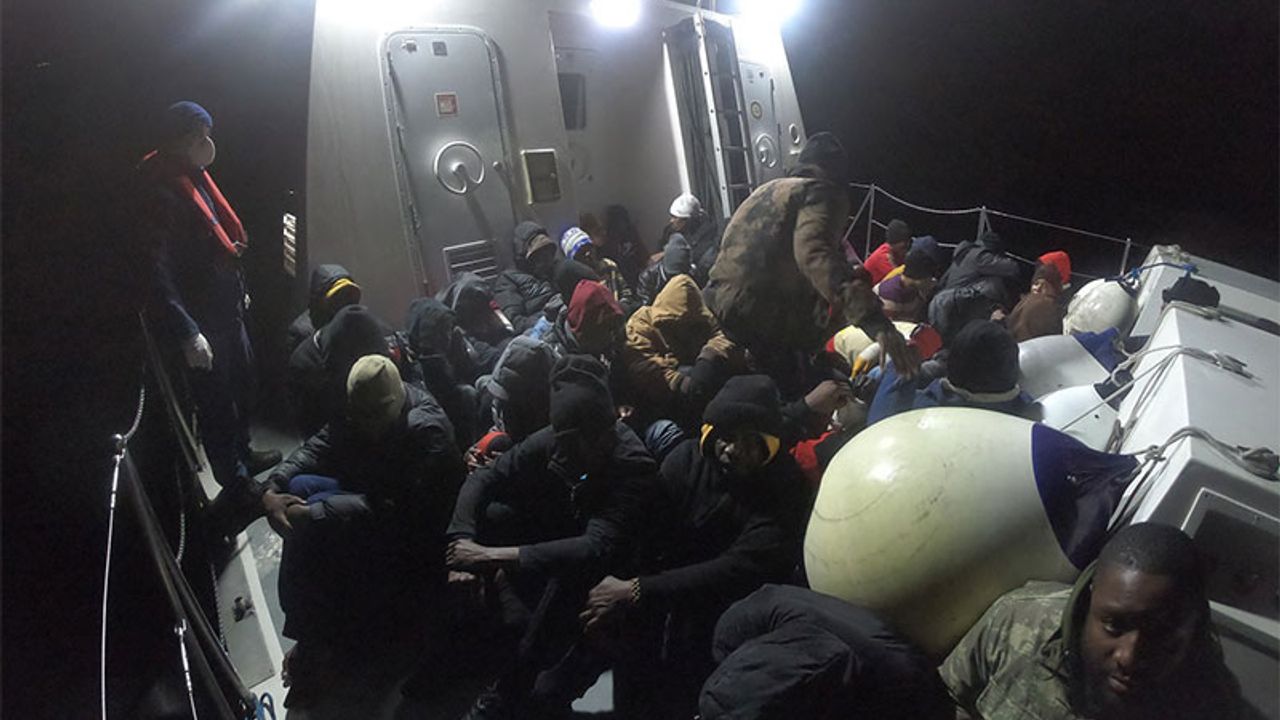 Kuşadası'nda geri itilen 45 düzensiz göçmen kurtarıldı