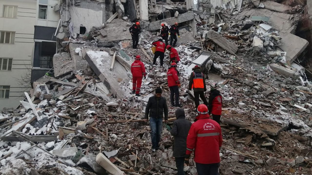 Depremde çöken bir binaya ilk müdahale EFAK’tan
