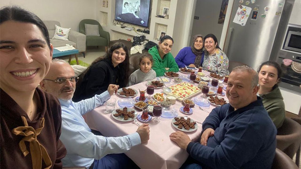 Aydın’da gönüllü aileler akşam sofrasını şehrin yeni misafirleri ile paylaştı