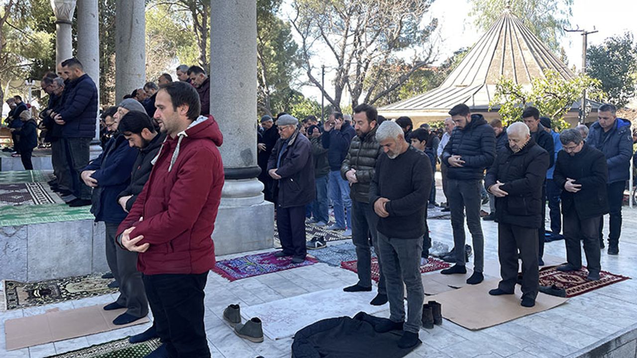 Aydın'da depremde hayatını kaybedenler için gıyabi cenaze namazı kılındı
