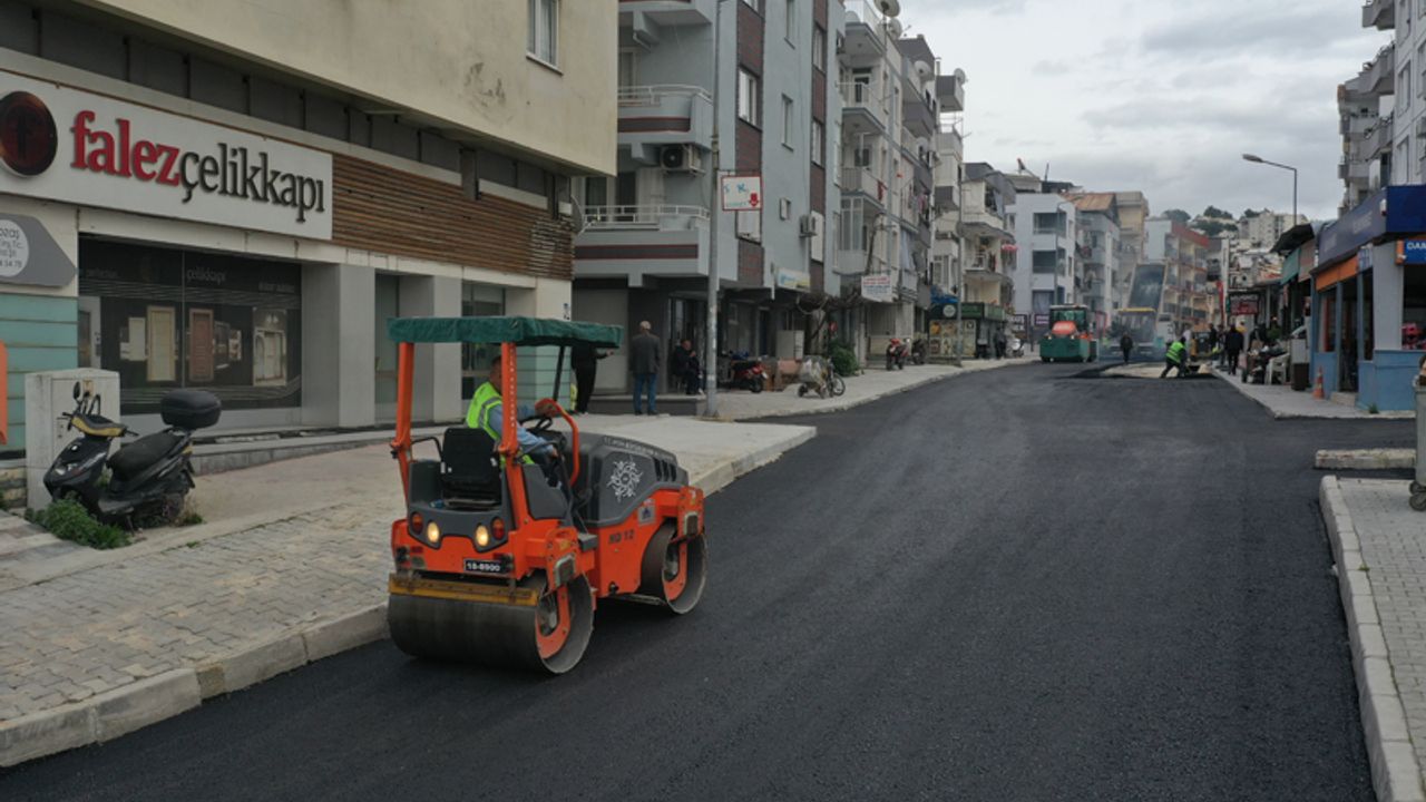 Büyükşehir Belediyesi Kuşadası’nın yollarını yeniliyor