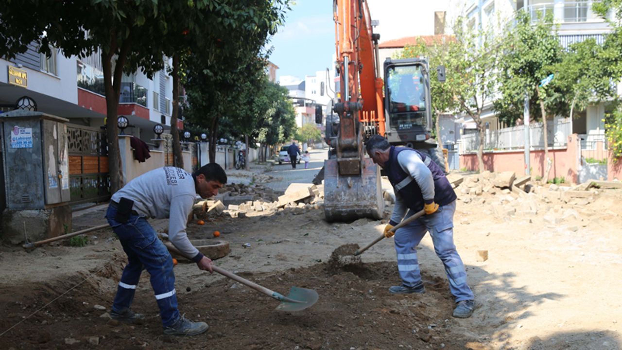 Efeler’in ekipleri Girne Mahallesi’ndeki yolları yeniliyor