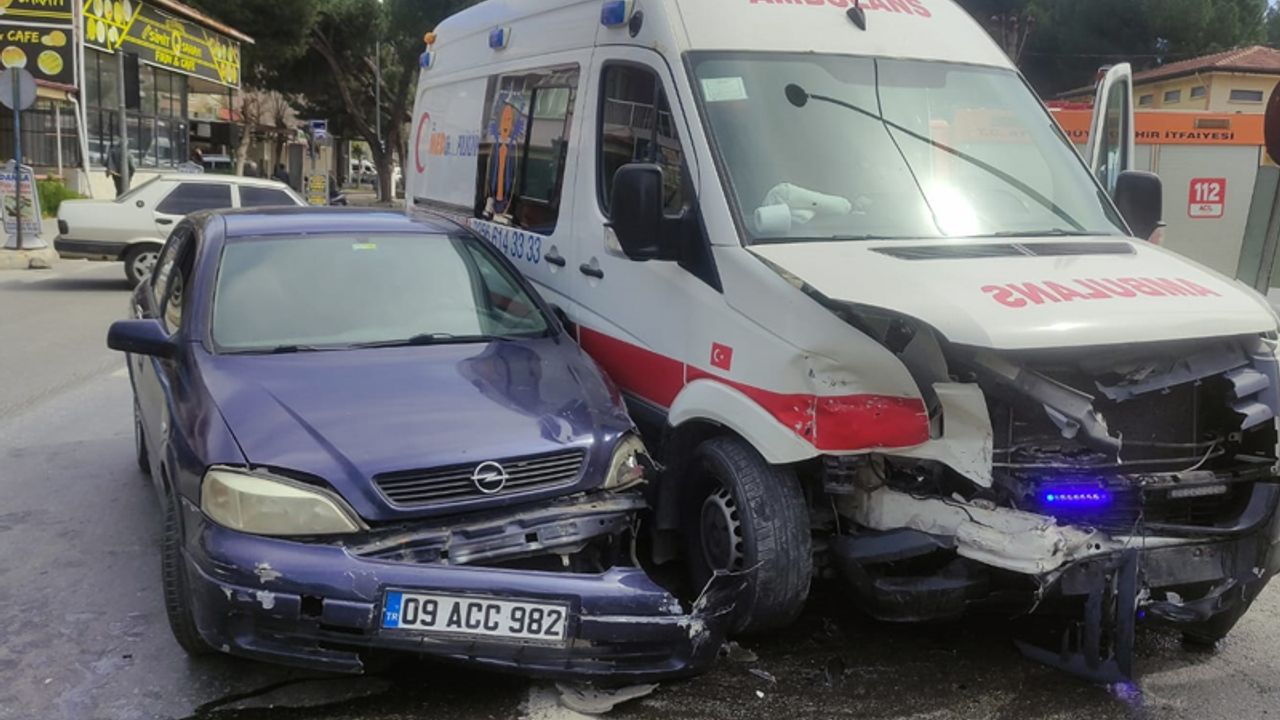 Nazilli'de ambulansla otomobil çarpıştı