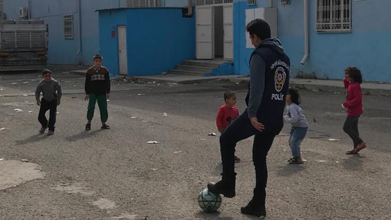 Aydın polisi depremzede çocuklarla futbol oynadı