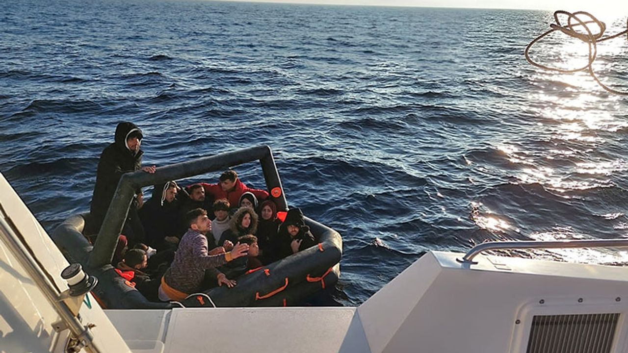 Kuşadası açıklarında 15 düzensiz göçmen kurtarıldı