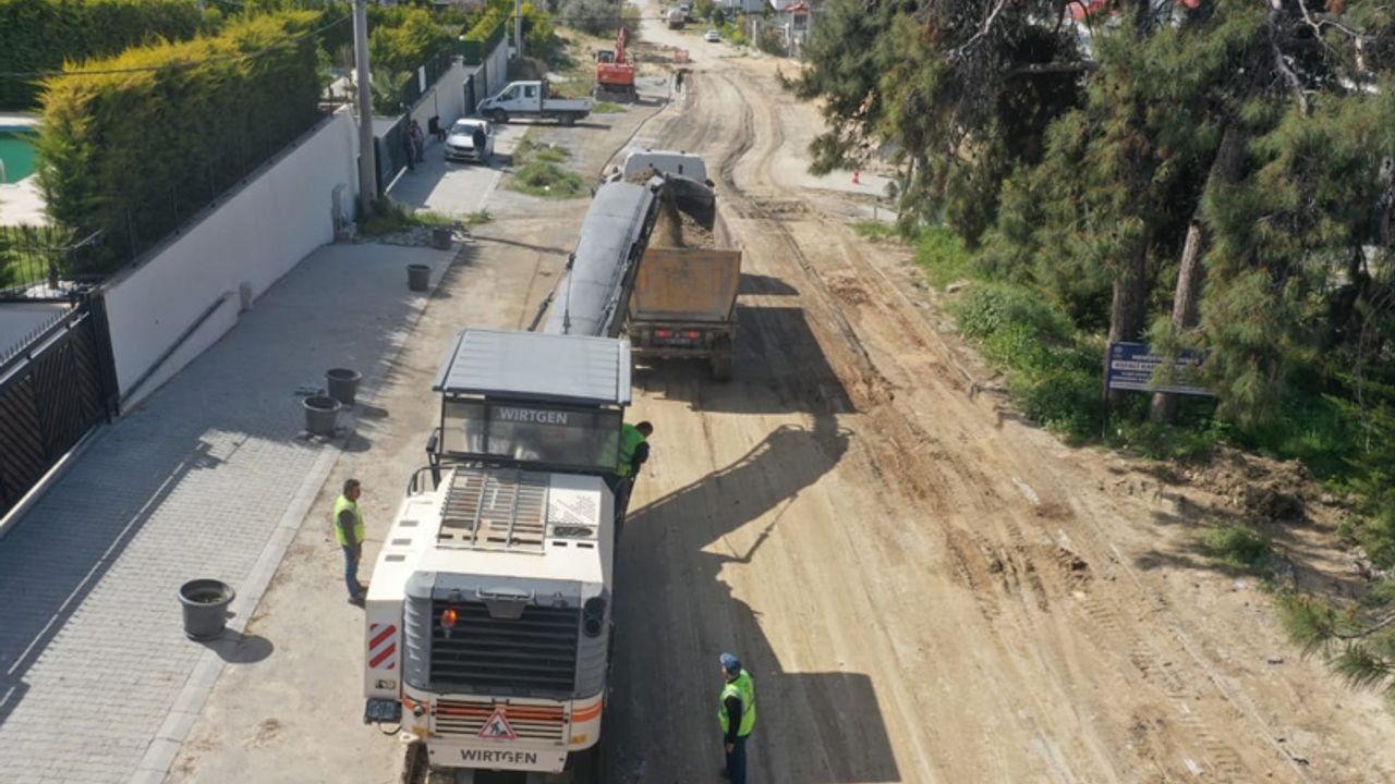 Büyükşehir Belediyesi Kuşadası’nda yol yapım çalışmalarına devam ediyor