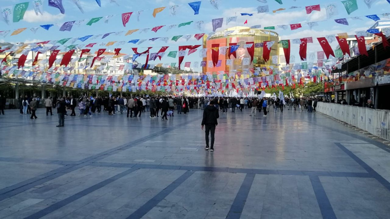 HDP'nin mitinginde kent  meydanı boş kaldı
