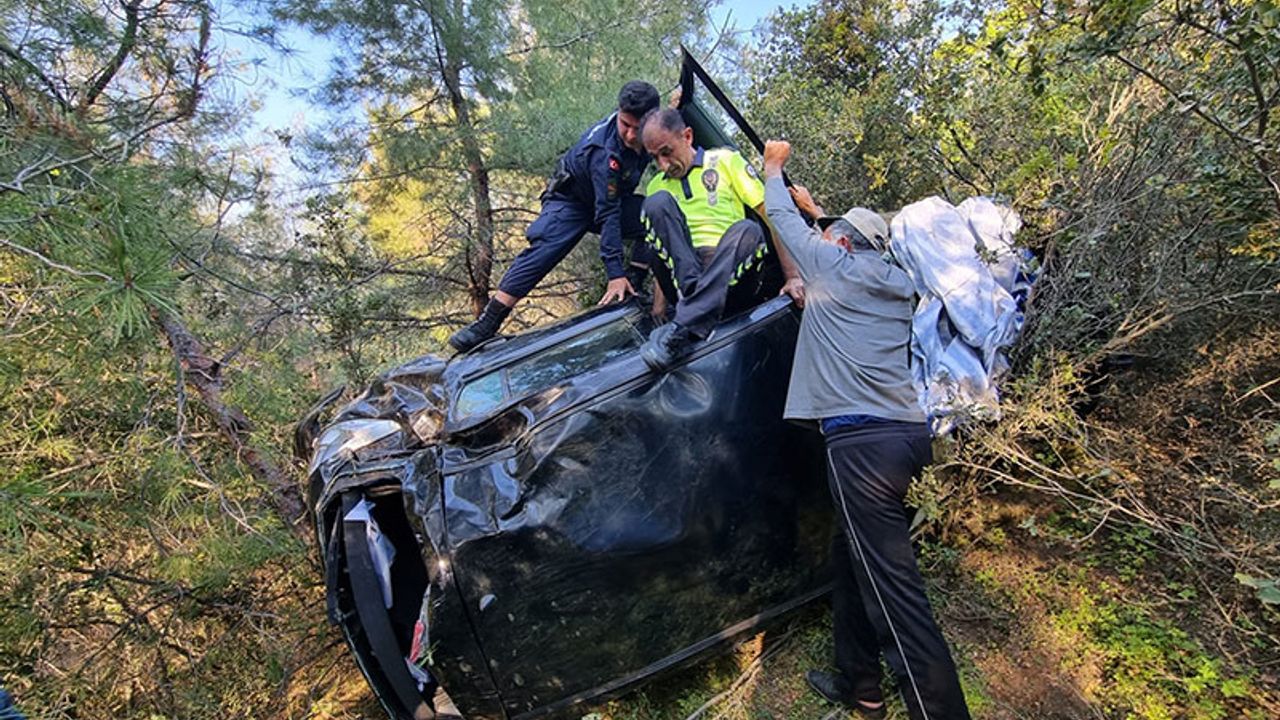 Uçuruma yuvarlanan otomobilin sürücüsü yaralandı
