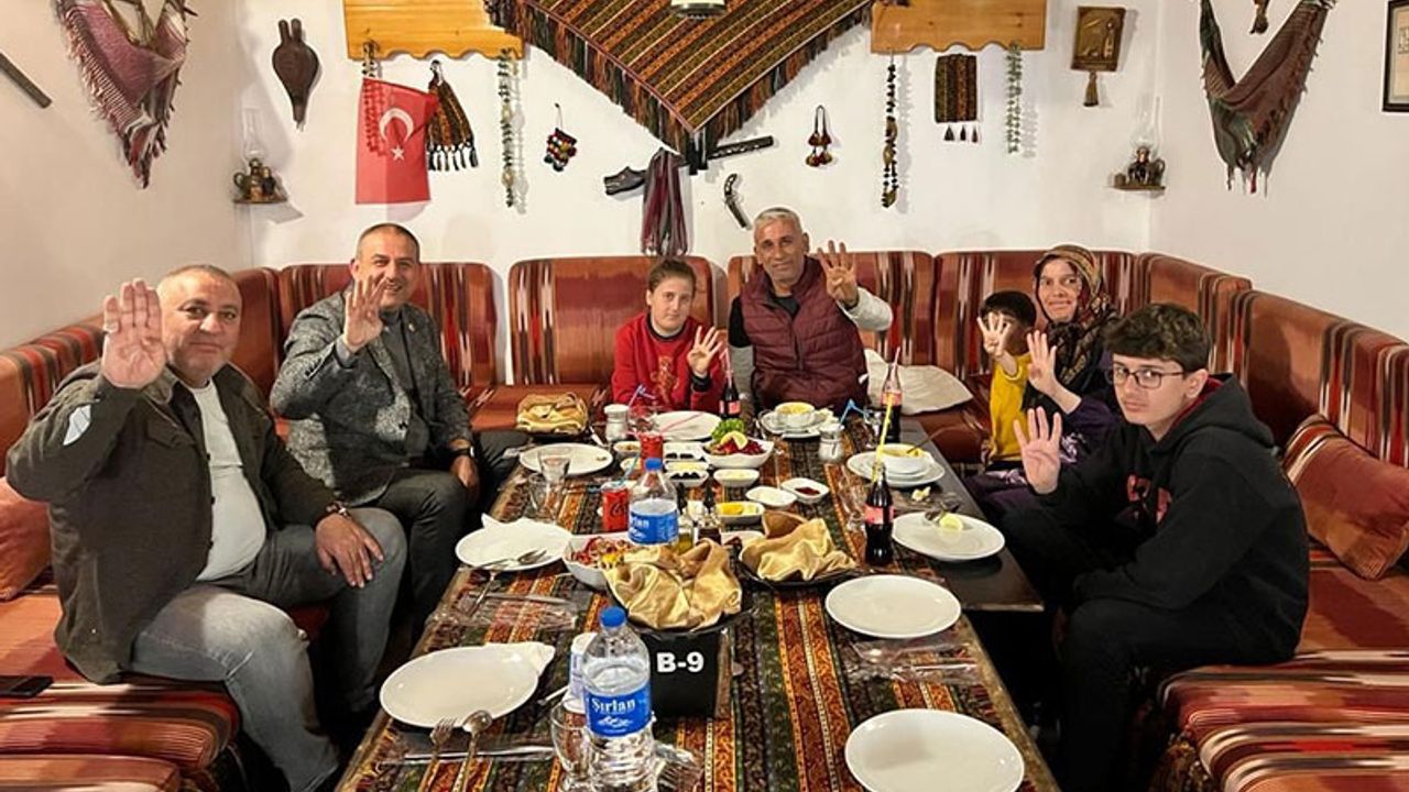 Mustafa Abak depremzede aile ile iftar sofrasını paylaştı