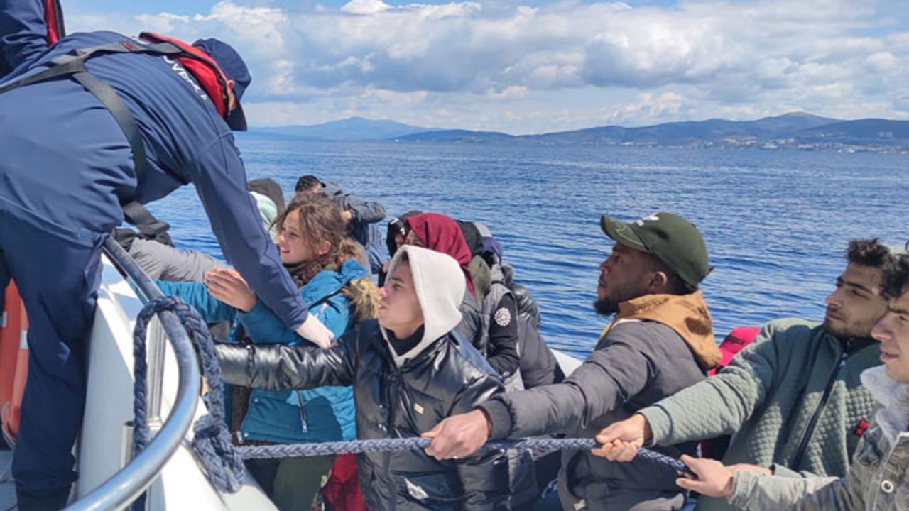 Kuşadası açıklarında 25 düzensiz göçmen kurtarıldı