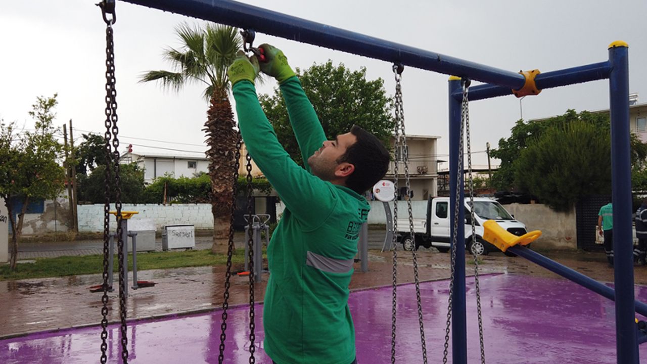 Efeler’in yeşil ekipleri Ali Gaffar Okkan Parkı’nı yeniledi