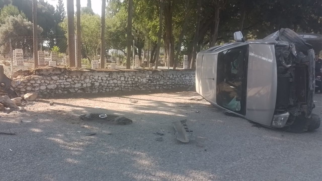 Aydın’da otomobil mezarlığın duvarına çarptı