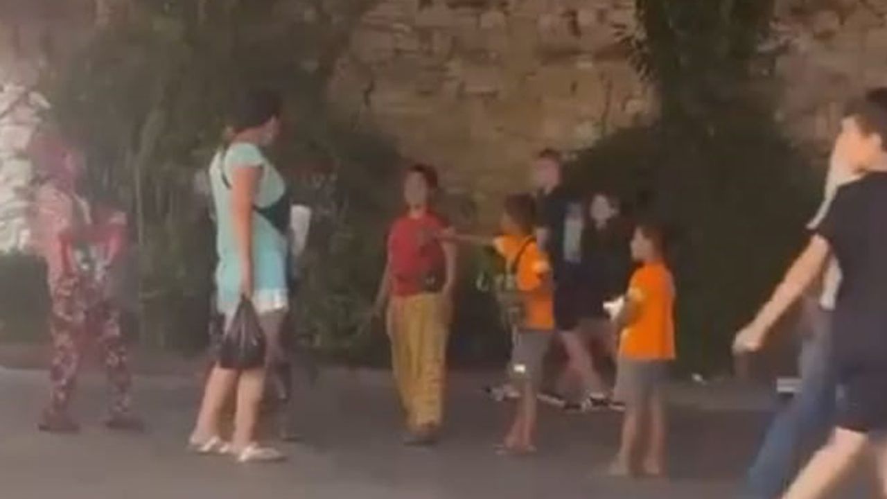 Kuşadası’nda dilenciler turist kadına saldırdı