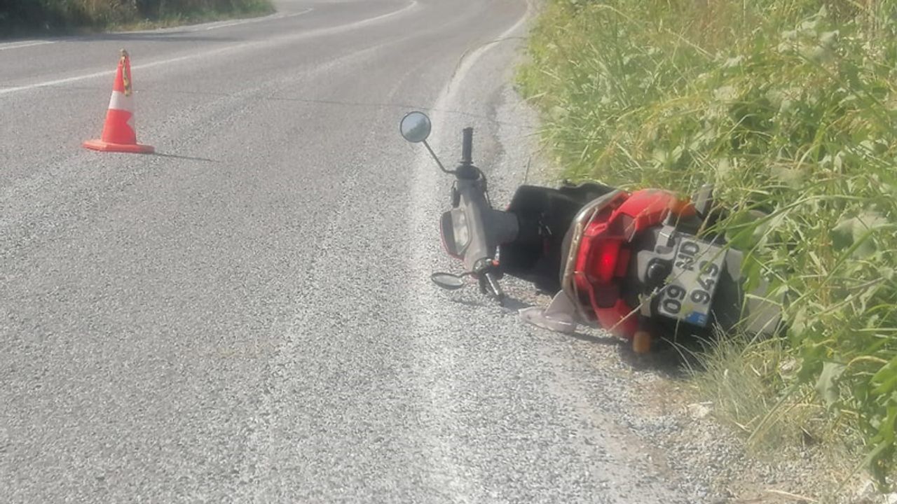 Aydın’da  motosiklet yol kenarına devrildi