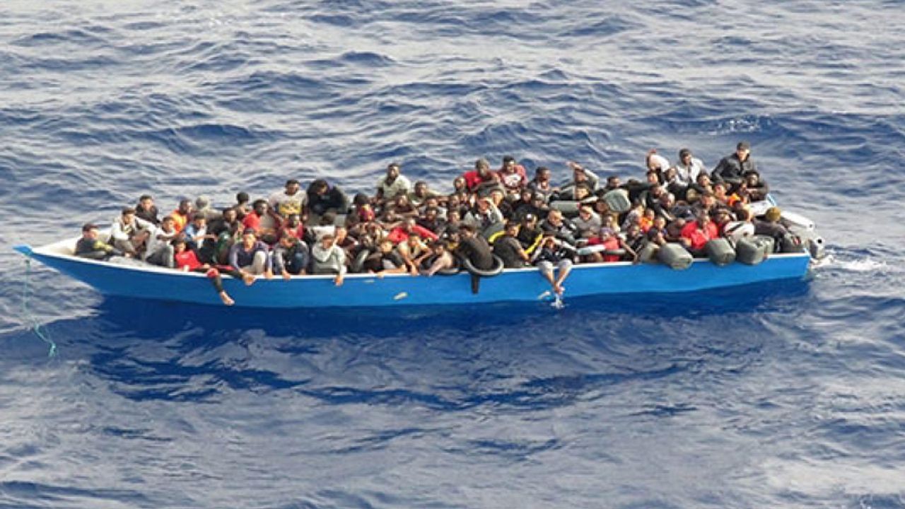 Kuşadası’nda sürüklenen bottaki 25 düzensiz göçmen kurtarıldı