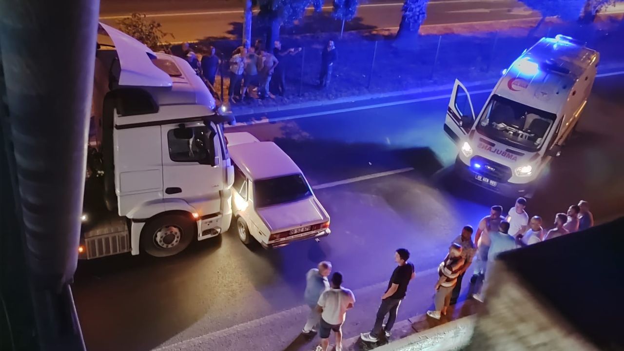 Aydın'da facianın eşiğinden dönüldü: Kamyon otomobili 30 metre sürükledi