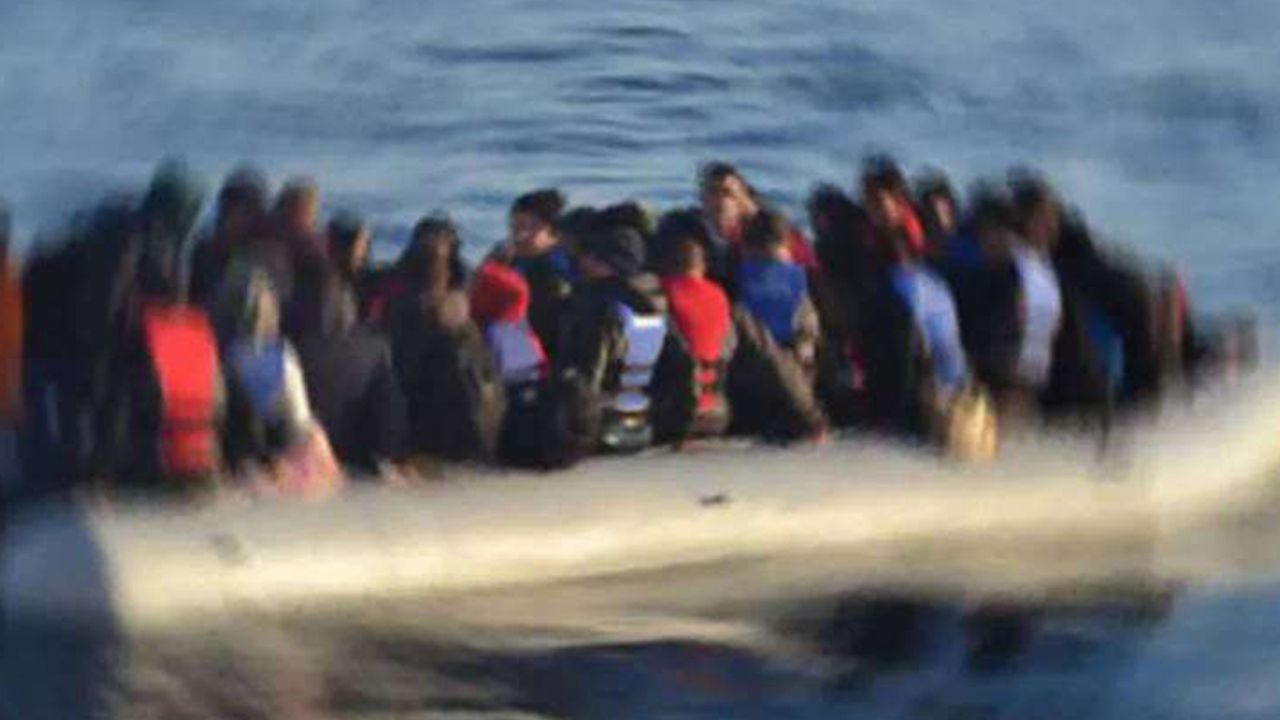 Kuşadası’nda geri itilen 75 düzensiz göçmen karaya çıkarıldı