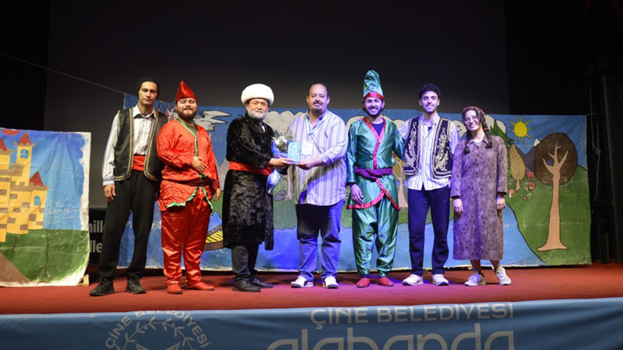 ASEM Sanat Tiyatrosu ve İzmir Diş Hekimleri Odası Çineli tiyatro severlerle buluştu