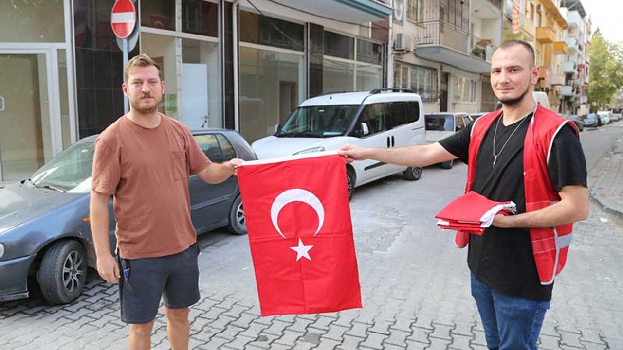 Efeler Belediyesi vatandaşlara Türk Bayrağı dağıttı
