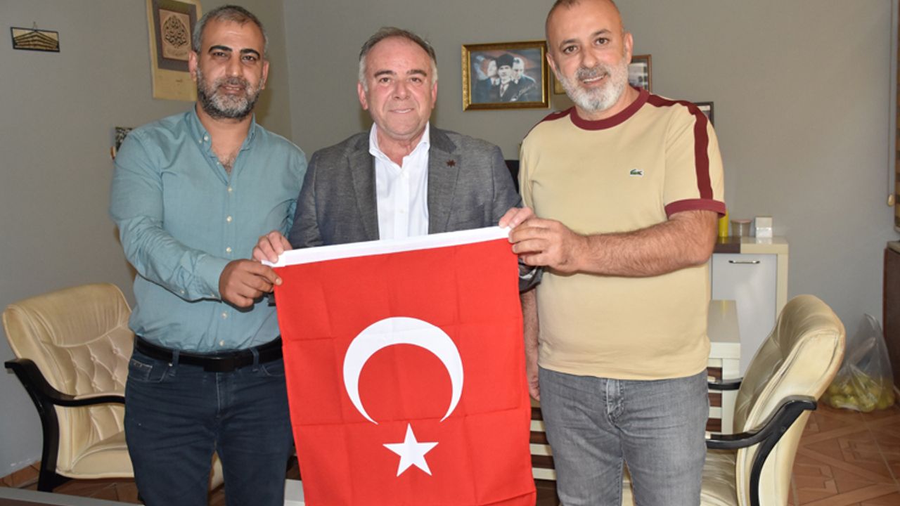 Başkan Öndeş Türk Bayrağı dağıttı