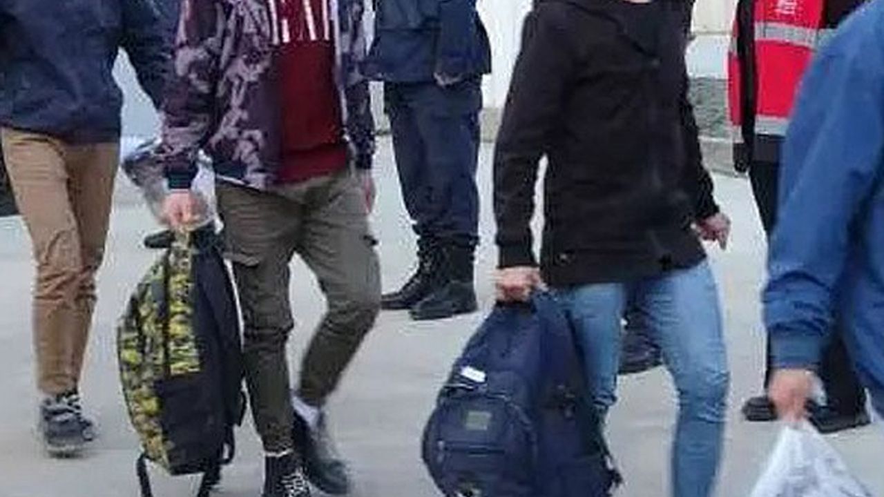 Söke’de pamuk tarlasına gizlenmiş 25 düzensiz göçmen yakalandı