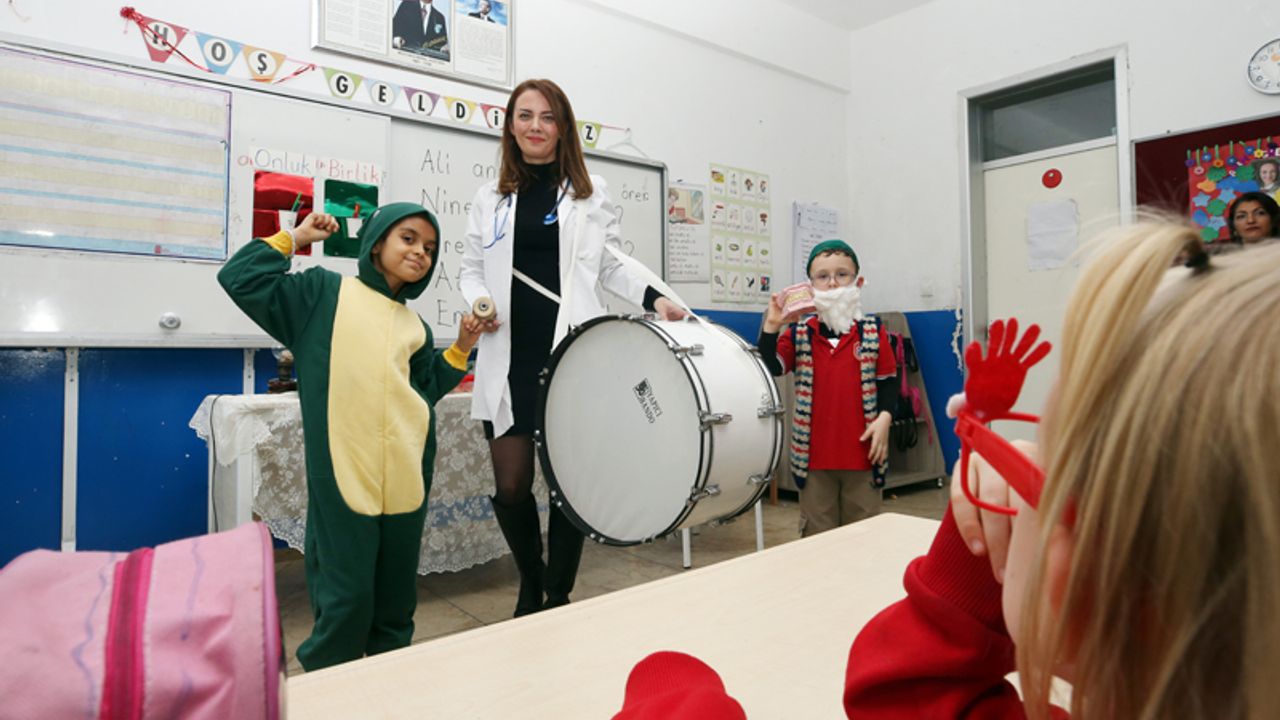 Sabiha öğretmen, öğrencilerini kostümlü oyunlarla eğitiyor