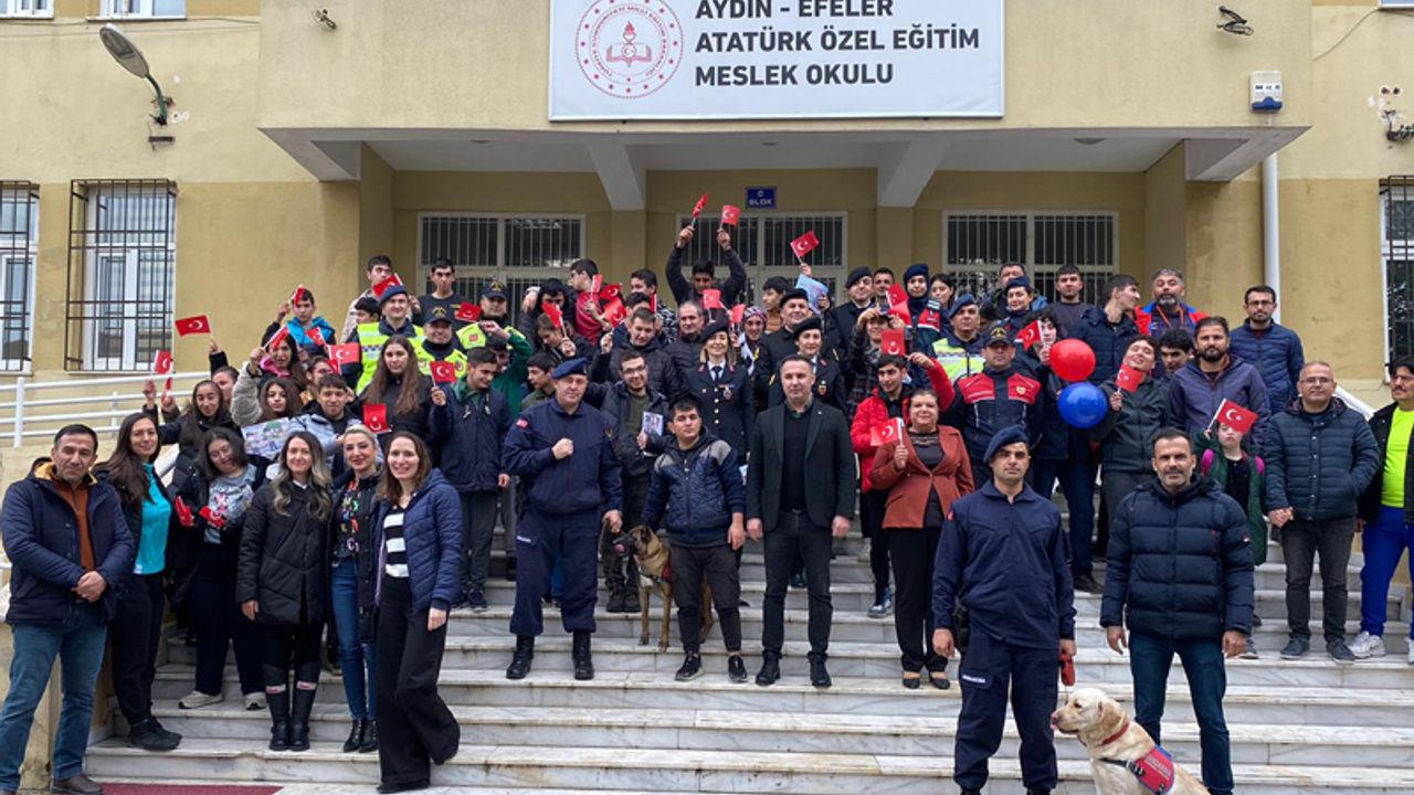 Aydın'da jandarma, özel eğitim gören öğrencilerle buluştu