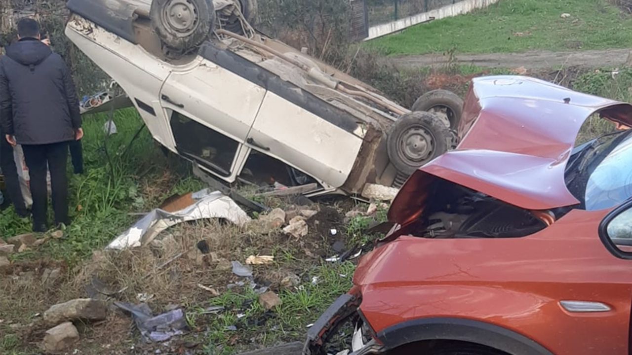 Karacasu'da iki otomobilin çarpışması sonucu biri ağır 3 kişi yaralandı