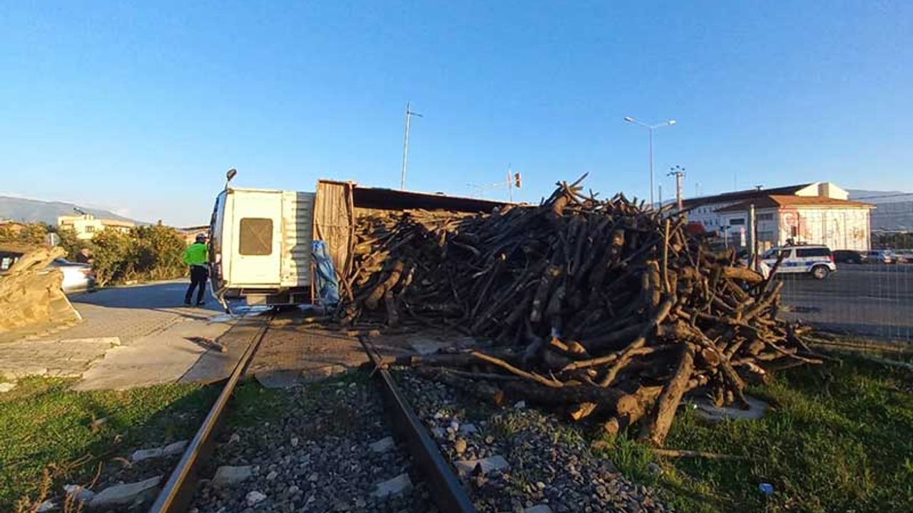 Nazilli'de hemzemin geçitte devrilen kamyon tren seferlerini aksattı