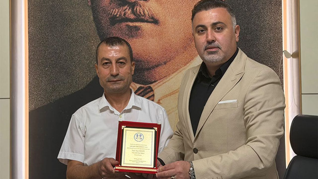 Serhan Avşar’dan yılın ahisine plaket