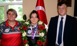 Dünya ikincisi halterci genç Aydın'da sevinçle karşılandı