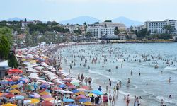 Kuşadası ve Didim'deki plajlarda bayram tatili yoğunluğu